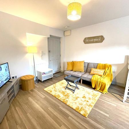 Stylish Cosy And Bright Apartment - Fantastic Location - Perfect For Business Or Solo Travellers Bishop's Stortford Dış mekan fotoğraf