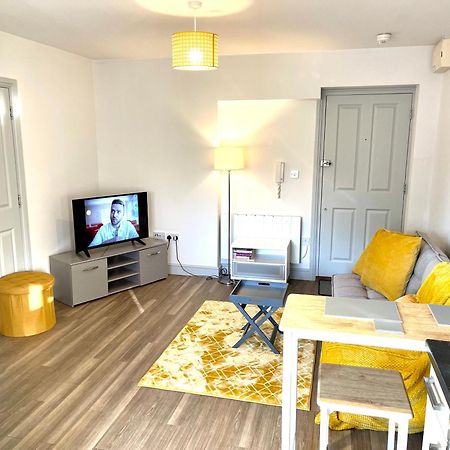 Stylish Cosy And Bright Apartment - Fantastic Location - Perfect For Business Or Solo Travellers Bishop's Stortford Dış mekan fotoğraf