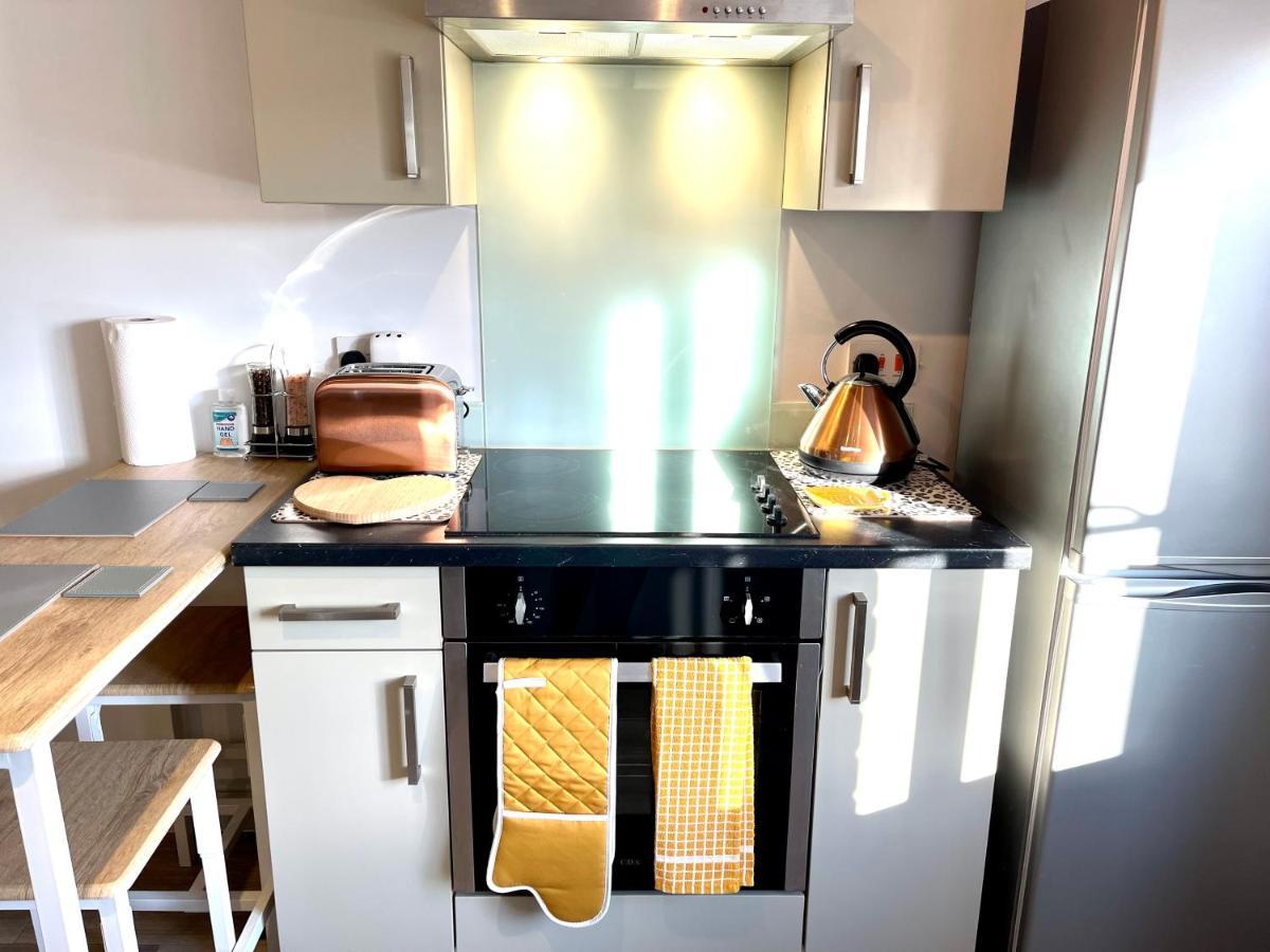 Stylish Cosy And Bright Apartment - Fantastic Location - Perfect For Business Or Solo Travellers Bishop's Stortford Dış mekan fotoğraf
