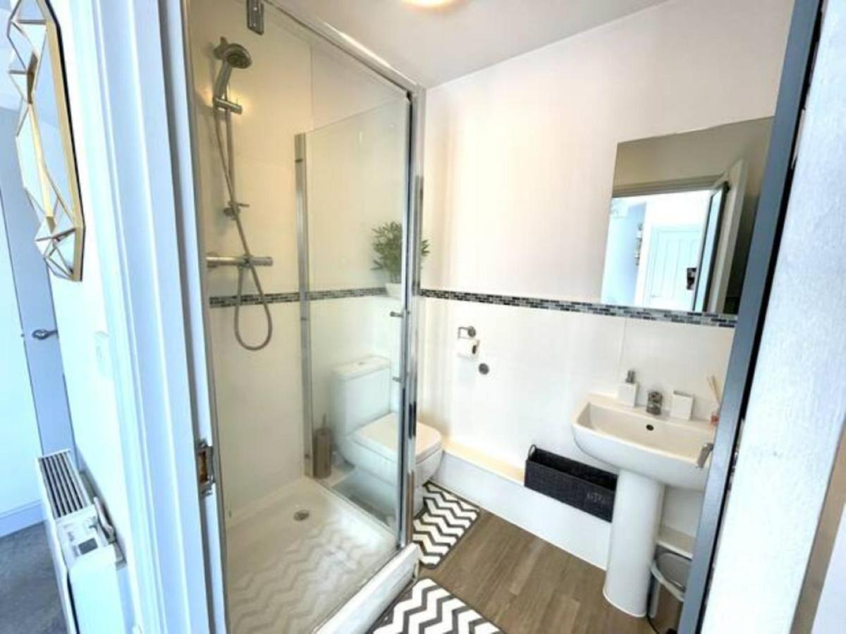 Stylish Cosy And Bright Apartment - Fantastic Location - Perfect For Business Or Solo Travellers Bishop's Stortford Dış mekan fotoğraf